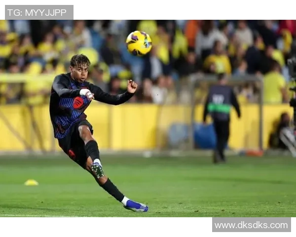 足坛传奇之路：聚焦最强足球巨星的辉煌历程与无尽荣耀