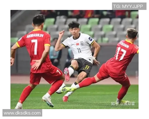 2025中国男足球星现役实力排行榜揭晓 前十名球员激烈竞争